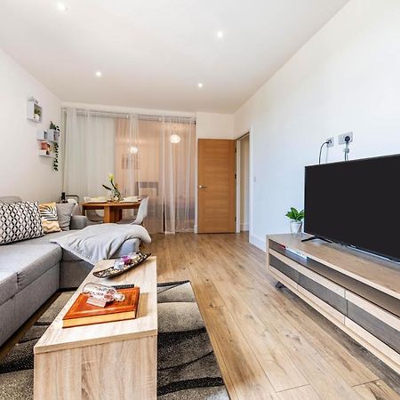 Mission Wave - Venture Apartment ステーンズ エクステリア 写真
