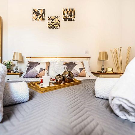 Mission Wave - Venture Apartment ステーンズ エクステリア 写真