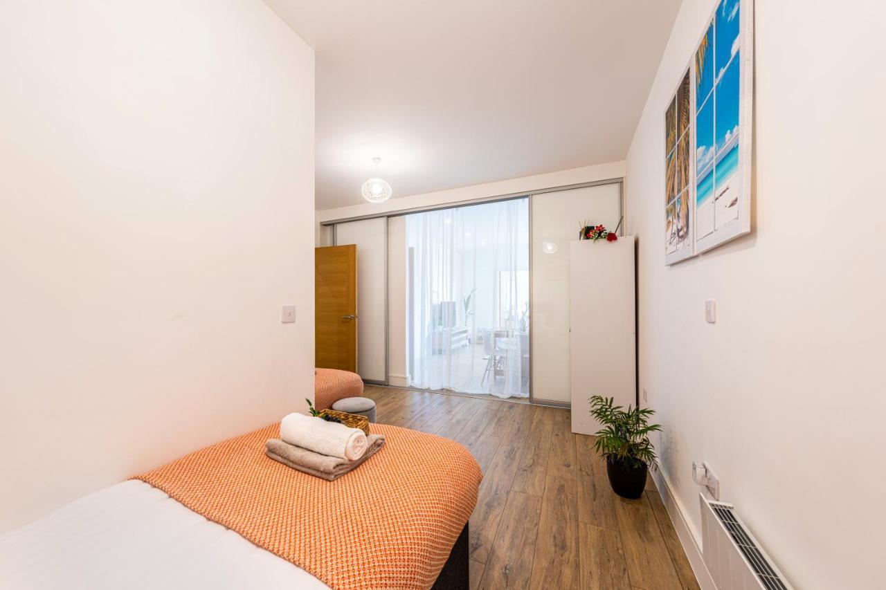 Mission Wave - Venture Apartment ステーンズ エクステリア 写真