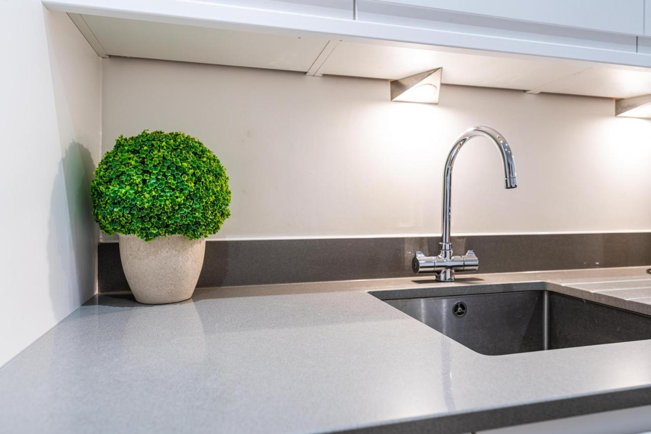 Mission Wave - Venture Apartment ステーンズ エクステリア 写真