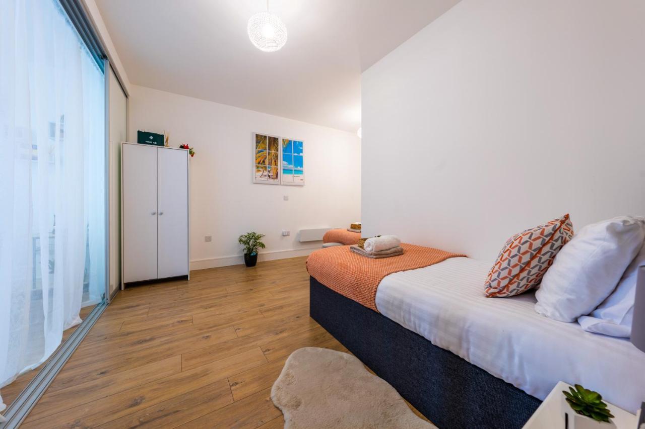 Mission Wave - Venture Apartment ステーンズ エクステリア 写真